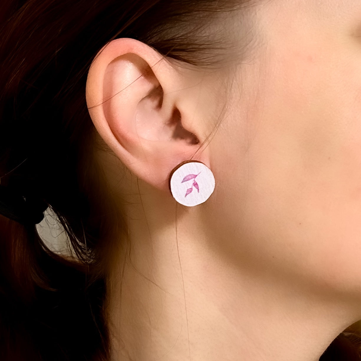 Lehvä vaaleanpunainen, nappikorvakorut