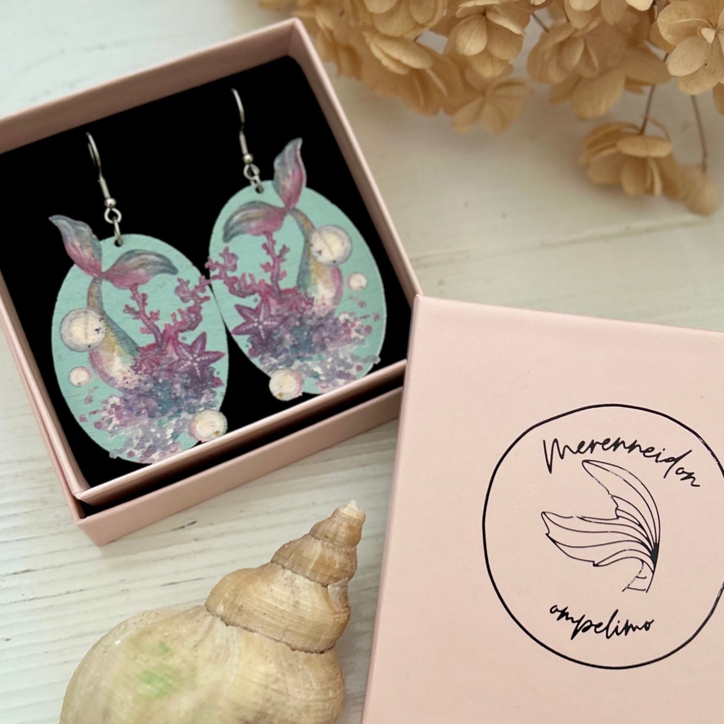 Merenneidon salaisuus, korvakoru koukulla