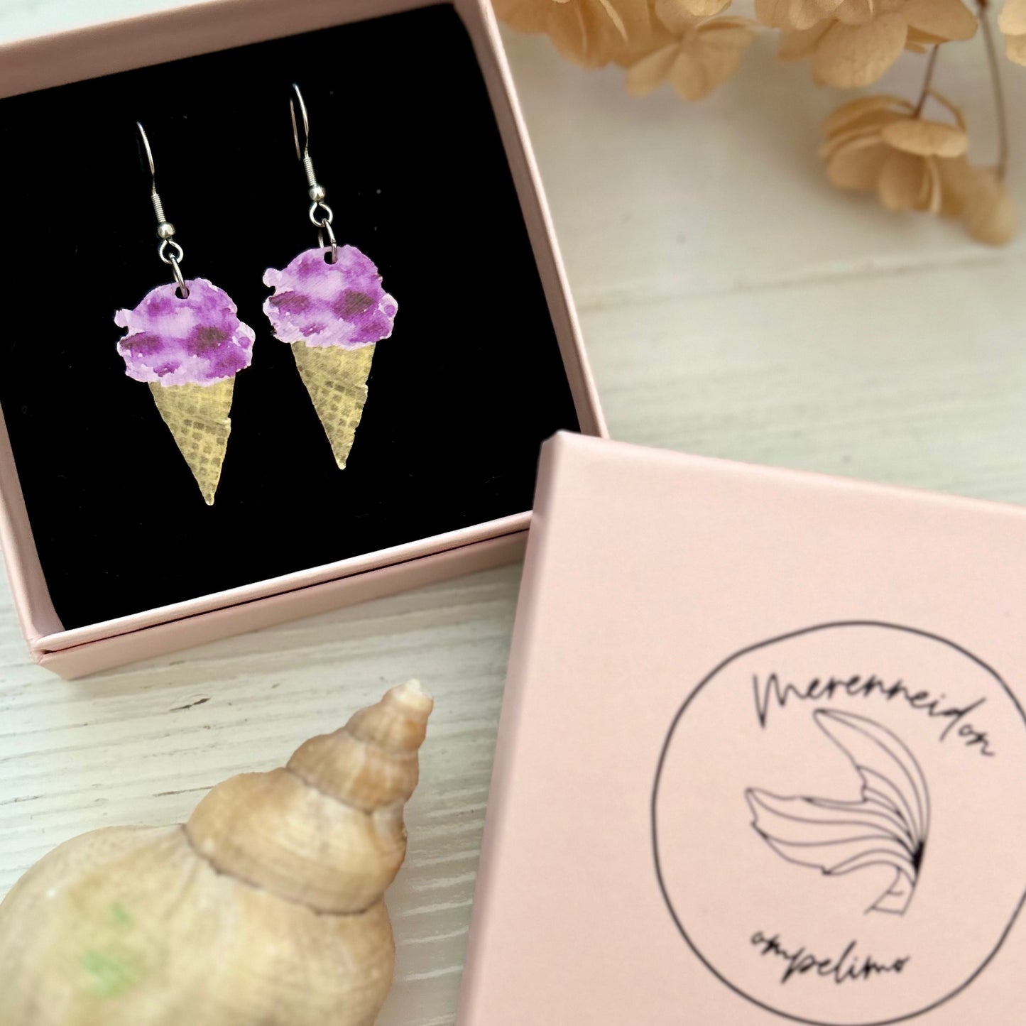 Jäätelöt, korvakoru koukulla