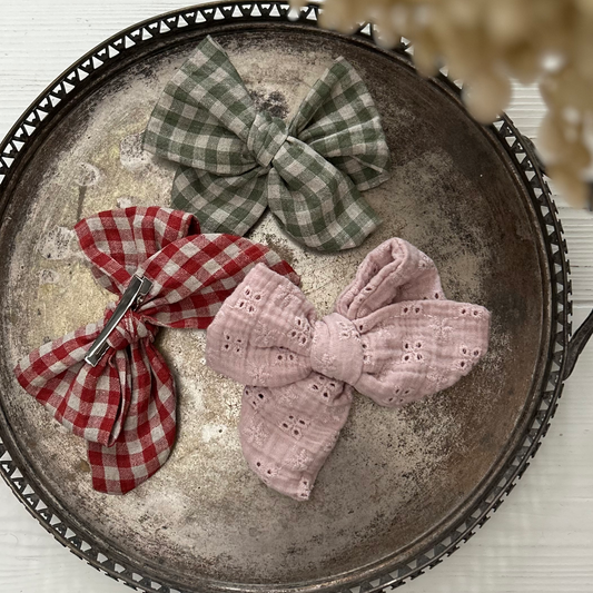 Malla-rusetit klipsillä, pellava ja harso