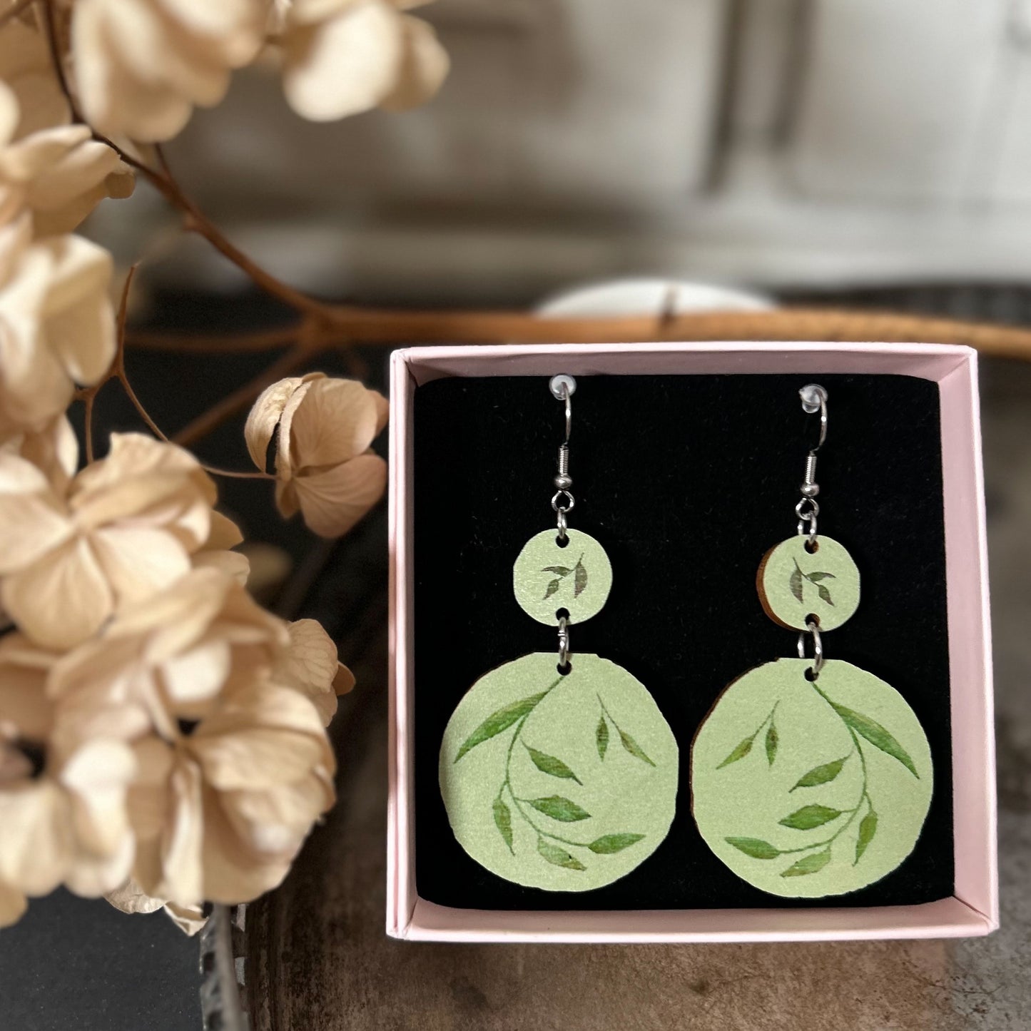 Lehvä avokado, korvakorut koukulla