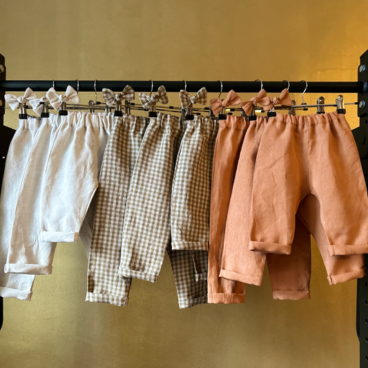 Pellavahousut, eri värejä